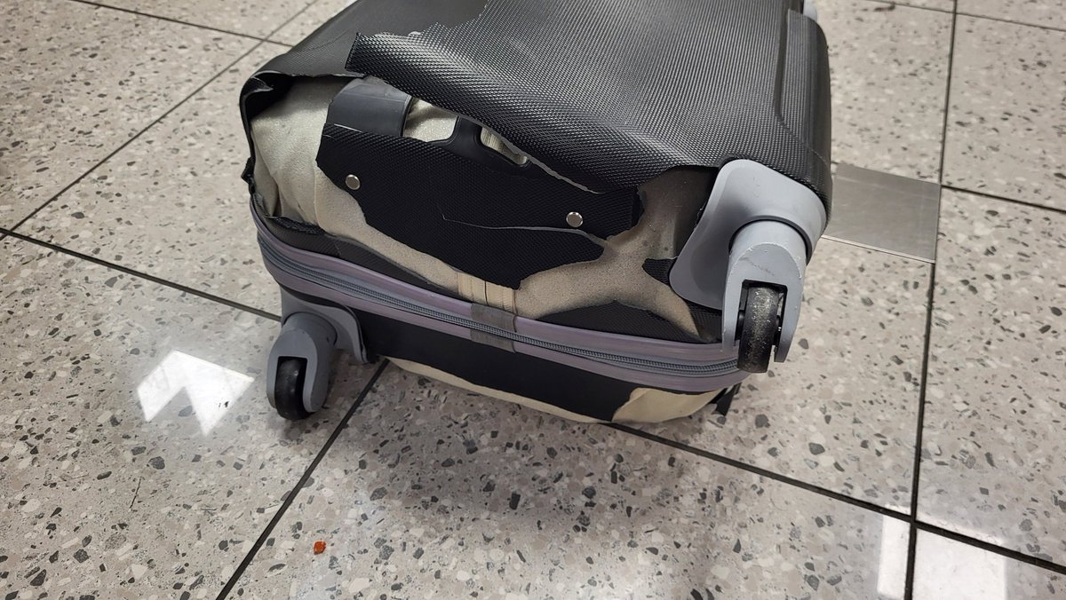 eemrb's tweet image. This is how @wizzair treat peoples cases! Mine was put on the luggage belt like this at Budapest! No explanation,no apology just told we had to go to a luggage firm in the city to see about repair!/replacement. Cost money and time out of our few days staying in Hungary! #wizzair