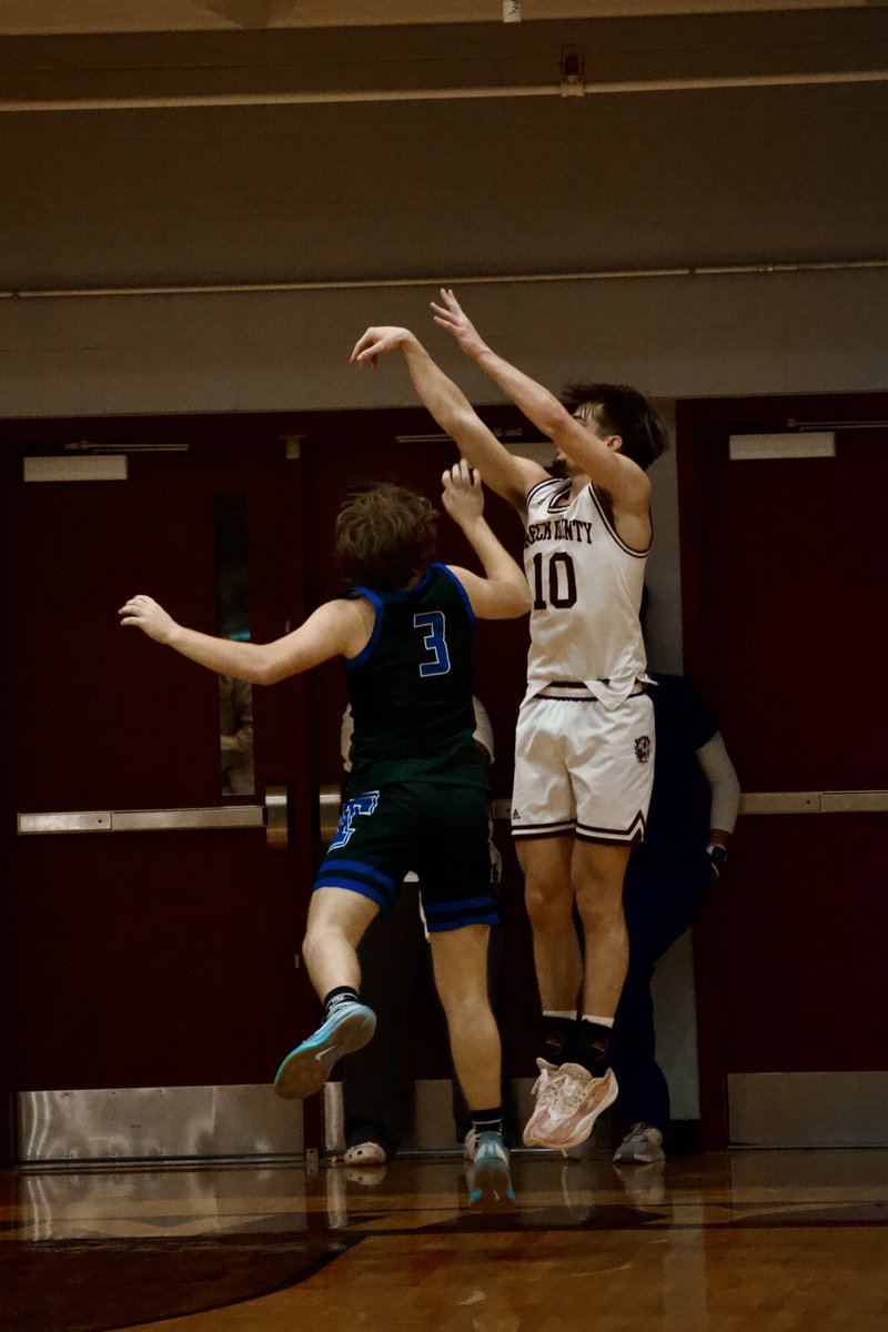 Greg Keown (@gregkeown23) on Twitter photo 2025 6’0 PG <a href="/MercerRogers25/">Mercer Rogers</a> Round 1 of 3rd Region Tourney in Win Over Muhlenberg
26 points
10 rebounds
9 assists
One of the top guards in the state
<a href="/StephenATurner/">Stephen A Turner</a> <a href="/1027TheGame/">102.7 The Game ESPN Owensboro</a> <a href="/SportsConnectKY/">Sports Connect Media</a> <a href="/markmathisMI/">Mark Mathis</a> <a href="/JosephDecker23/">Joseph Decker</a> <a href="/NextUpRecruits/">NextUpRecruits</a> <a href="/KY_PrepReport/">Kentucky Prep Report</a> 2025 6’0 PG <a href="/MercerRogers25/">Mercer Rogers</a> Round 1 of 3rd Region Tourney in Win Over Muhlenberg
26 points
10 rebounds
9 assists
One of the top guards in the state
<a href="/StephenATurner/">Stephen A Turner</a> <a href="/1027TheGame/">102.7 The Game ESPN Owensboro</a> <a href="/SportsConnectKY/">Sports Connect Media</a> <a href="/markmathisMI/">Mark Mathis</a> <a href="/JosephDecker23/">Joseph Decker</a> <a href="/NextUpRecruits/">NextUpRecruits</a> <a href="/KY_PrepReport/">Kentucky Prep Report</a>