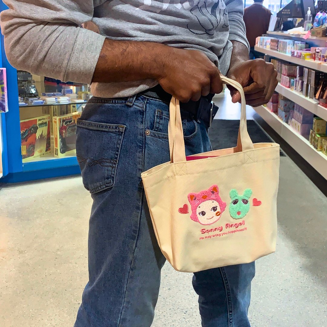 VaultOfMidnight's tweet image. NEW SONNY TOTES + COLLECTOR SETS 🌷

Built to hold at least four Sonny Angels, these totes are embroidered to the gods. They can even fit a limited edition collectible guide book detailing every sonny angel which has ever existed 👀

#sonnyangels @Dreamsbydreams6