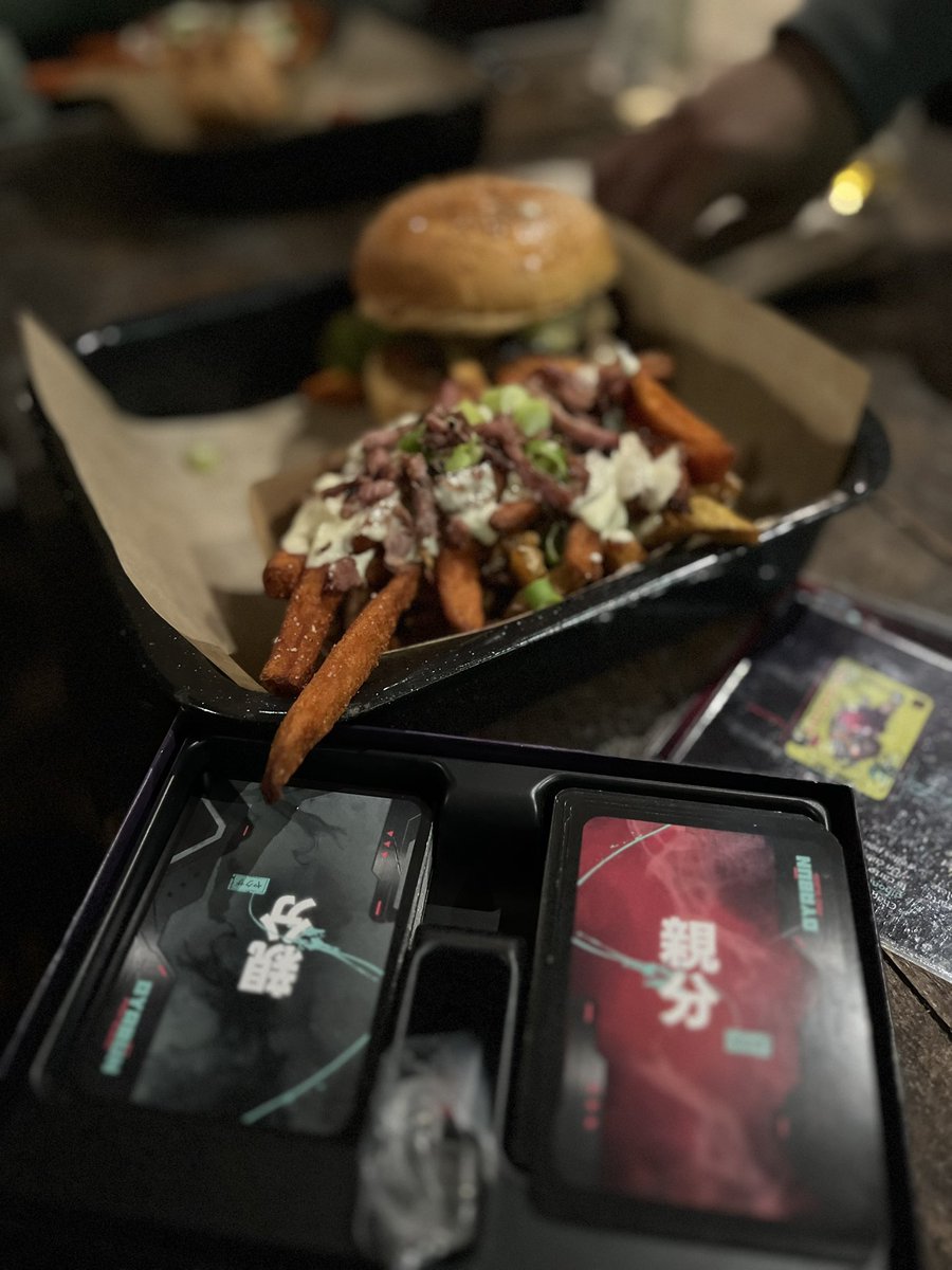 OyabunYota's tweet photo. 📸🍔 Pré-game fuel ! 🍟🔥

Avant de plonger dans la bataille @OyabunGame First Blood, on recharge les batteries comme il se doit… Un bon burger-frites pour être au top ! 👊💥

Qui est prêt à en découdre ce soir ? 🏆🔥 #Oyabun #FirstBlood #GameTime #NFT https://t.co/NbzdkdV07D