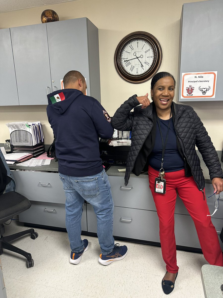 ms_kbsmith21's tweet photo. SEL week has been nothing short of amazing! From our daily announcements, essential oil class, to the dress up days and celebrating our campus social worker! We love it here 🧡🖤 #SELCulture_AISD @StovallMS_AISD @AldineISD #aldinestrong #SELweek https://t.co/yogD4f0NLB