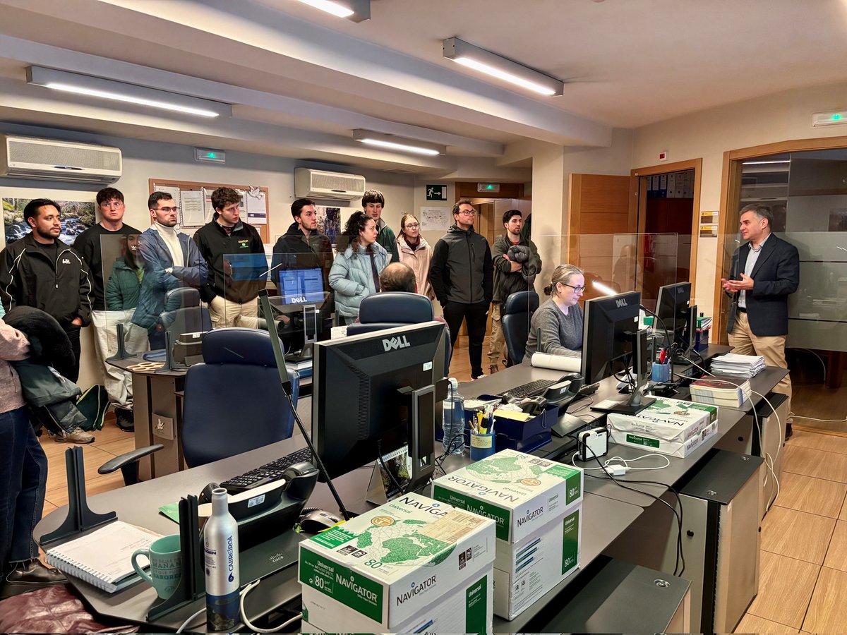 CH_MS's tweet photo. 👩‍🎓👨‍🎓Estudiantes del Máster de Ingeniería de Montes y del Grado de Robótica
 @CampusTerraUSC 
visitaron nuestro #CECU y la estación #SAIH📍 ubicada e el Miño en #Ourense
Les explicamos su utilidad y la tecnología de soporte de ambas instalaciones de la @CH_MS https://t.co/3EnGxzyRfg