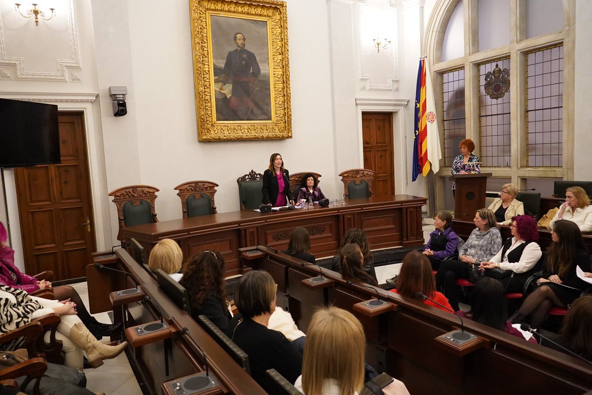 reus_cat's tweet photo. 💜 8M | Dia Internacional de les Dones

📸 Les dones del moviment veïnal de Reus han estat les protagonistes de l’acte institucional amb motiu del Dia Internacional de les Dones que s’ha celebrat aquesta tarda al Saló de Plens de l’Ajuntament de Reus. 
ℹ️ https://t.co/PPN9xvbUx6 https://t.co/tNZIJ3f0SM