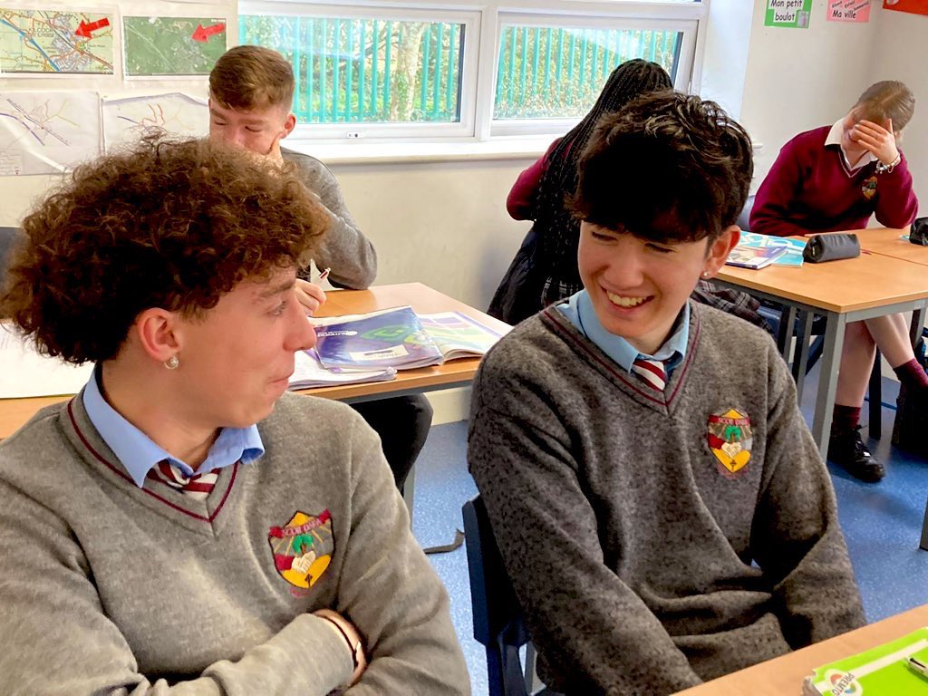 scoildara's tweet image. Today we shine a light on language learning! ☀️ Well done to our 5th-year French students for engaging in some great French conversation practice this morning. Thank you to Ms Jenkins for sharing .🇫🇷👏 #FrenchClass #LanguageLearning