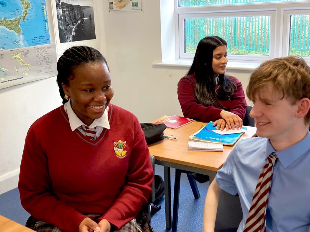 scoildara's tweet image. Today we shine a light on language learning! ☀️ Well done to our 5th-year French students for engaging in some great French conversation practice this morning. Thank you to Ms Jenkins for sharing .🇫🇷👏 #FrenchClass #LanguageLearning