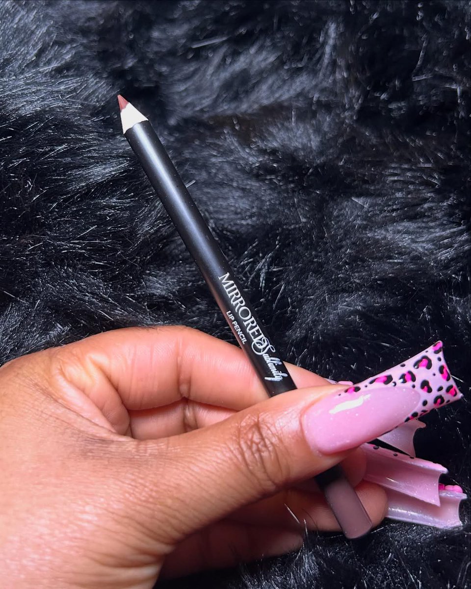 MSublimity's tweet image. A good lip combo comes with a great lip, pencil: pigmented, long, lasting, and luxurious. 

What glamorous glosses would you pair with these lip pencils. 
Cocoa , sultry and passion lip pencil.

#mirroredsublimity