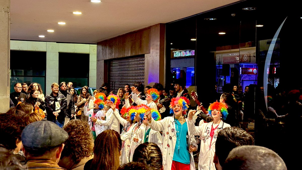 📸 Las murgas animan los soportales de la Avenida Juan Carlos I en “De Plaza en Plaza” del #carnavaldebadajoz