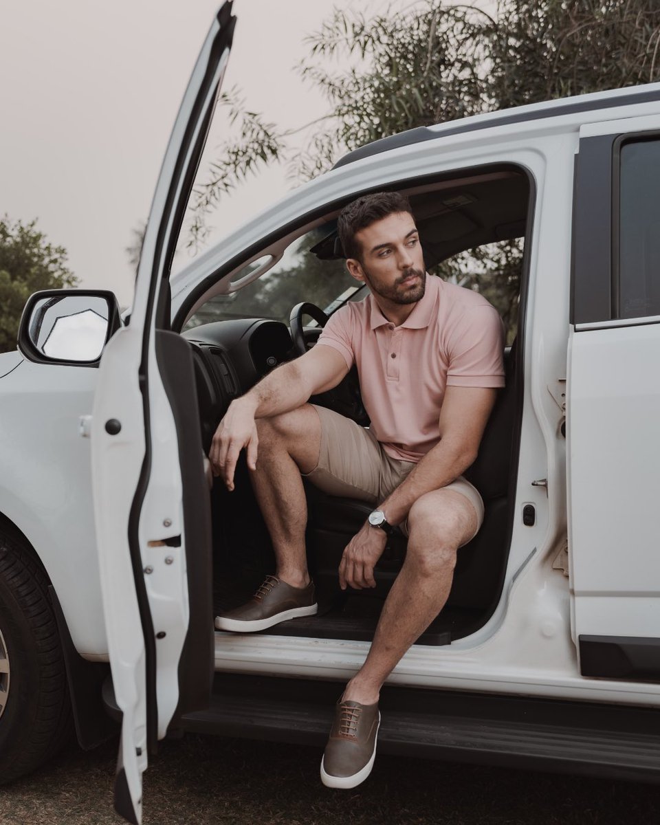 Fin de semana en camino, rumbo a lo esencial.💫
El verano es libertad, movimiento y nuevas experiencias. Es el momento perfecto para viajar ligero, disfrutar del camino y conectar con lo que realmente importa. ☀️🚗

Con un look relajado pero sofisticado, estás listo✨ #BacoStyle