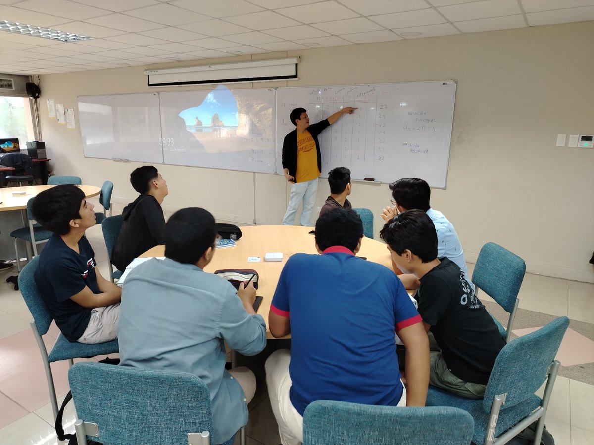 FCNM_Espol's tweet image. 🔢✨ En los últimos talleres de #ESTALMAT exploramos figuras en el plano, la identidad de Euler y las fascinantes sucesiones como Fibonacci. 📐🚀

¡Gracias a todos por su entusiasmo!

#ESTALMAT #ESPOL #FCNM