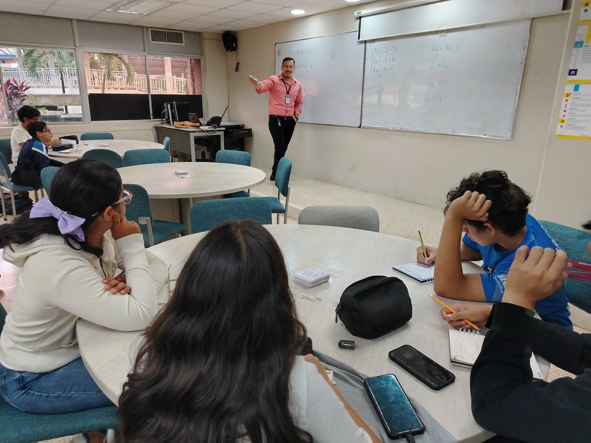 FCNM_Espol's tweet image. 🔢✨ En los últimos talleres de #ESTALMAT exploramos figuras en el plano, la identidad de Euler y las fascinantes sucesiones como Fibonacci. 📐🚀

¡Gracias a todos por su entusiasmo!

#ESTALMAT #ESPOL #FCNM