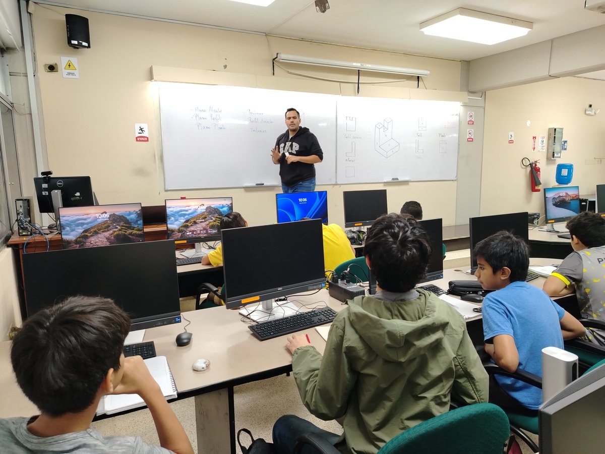 FCNM_Espol's tweet image. 🔢✨ En los últimos talleres de #ESTALMAT exploramos figuras en el plano, la identidad de Euler y las fascinantes sucesiones como Fibonacci. 📐🚀

¡Gracias a todos por su entusiasmo!

#ESTALMAT #ESPOL #FCNM