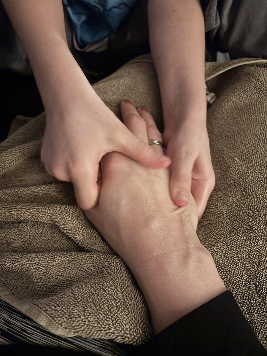 Kind verpasst mit eine Handmassage - hat sie in der Schule gelernt. Endlich mal sinnvolle Bildungsinhalte 🤓