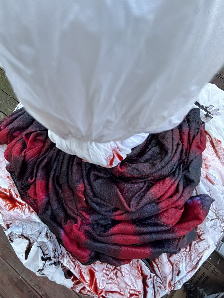 working on a p꩜rtal inspired tie dye 🖤