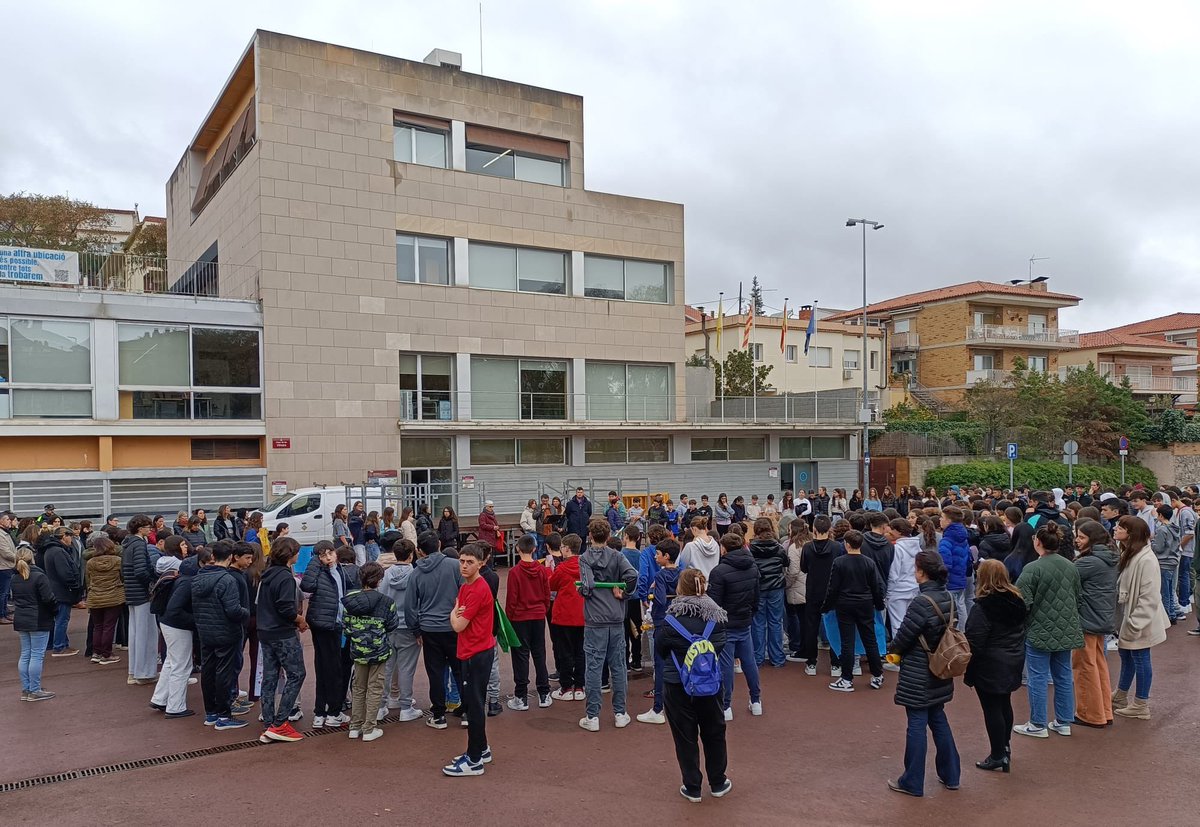 progres_scc's tweet photo. Progrés.scc valora molt positivament l’acte institucional del 8 de març a la Plaça les Vinyes a Santa Coloma de Cervelló que ha comptat amb la participació activa de l'alumnat de l'escola Montpedrós. https://t.co/nfuB0DUXxI