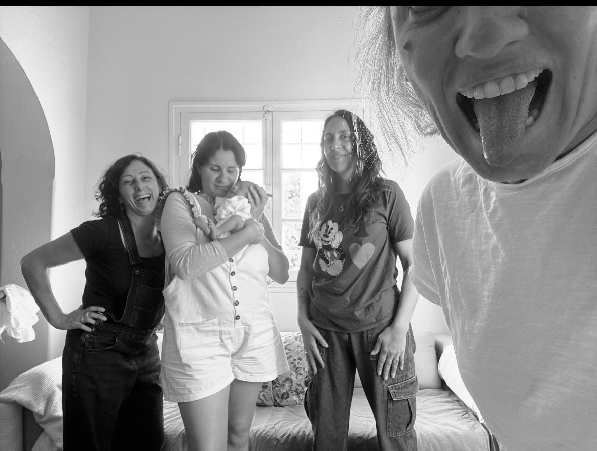 Sin querer queriendo me quedo con esta foto que representa tanto a cada una. ❤️