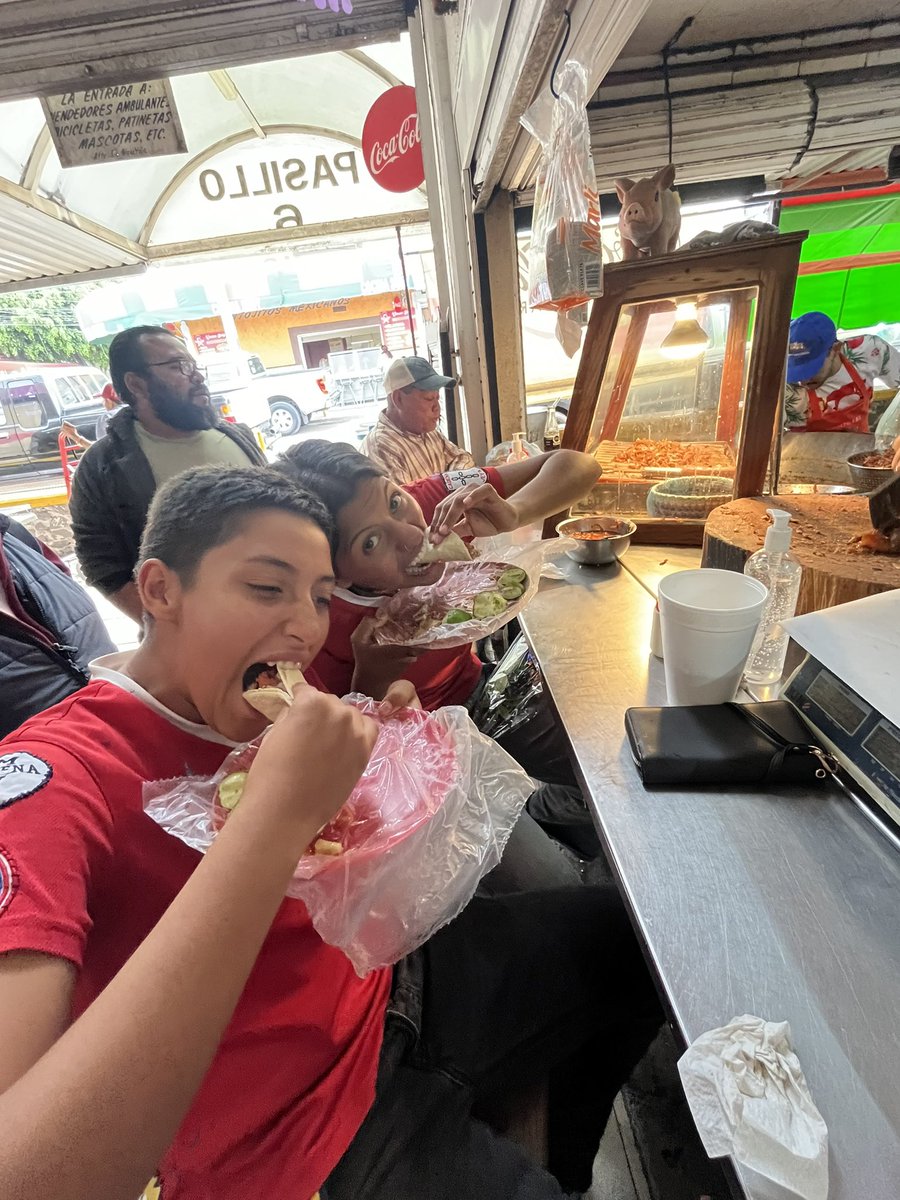 ar_perezl's tweet photo. Sin duda no hay equipo más fregon que aquel que no duda de ti en ningún momento, que te impulsa, te enseña, te da retroalimentación cuando es necesario, te sigue en tus locuras, te deja ser parte de todo y te recuerda siempre “que tus sueños sean más grandes que tus miedos” https://t.co/qLy3sRp8Wp