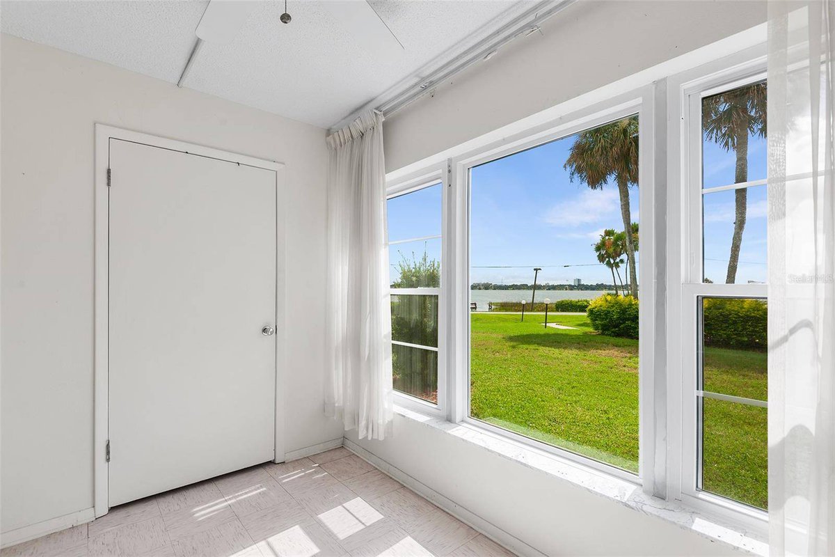 Whitney__Marie's tweet photo. 🌟 Discover your dream lakefront condo at 333 LAKE HOWARD DR NW #103A, Winter Haven, FL! This 2-bedroom, 2-bath home features an updated kitchen and breathtaking lake views. Schedule your private showing today! 🏡💙 https://t.co/z73lJaz3wy https://t.co/tJV0s7zTRi