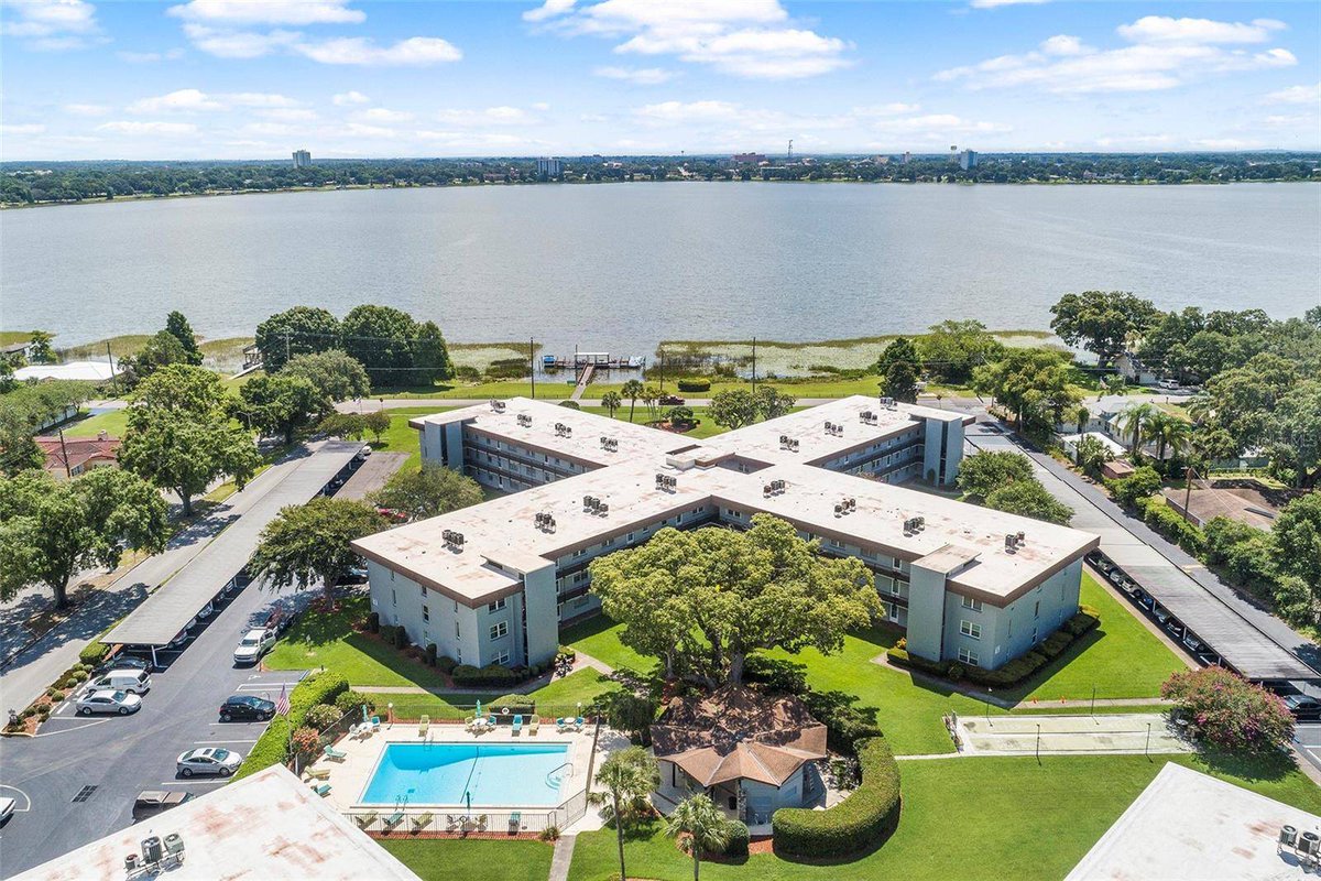 Whitney__Marie's tweet photo. 🌟 Discover your dream lakefront condo at 333 LAKE HOWARD DR NW #103A, Winter Haven, FL! This 2-bedroom, 2-bath home features an updated kitchen and breathtaking lake views. Schedule your private showing today! 🏡💙 https://t.co/z73lJaz3wy https://t.co/tJV0s7zTRi