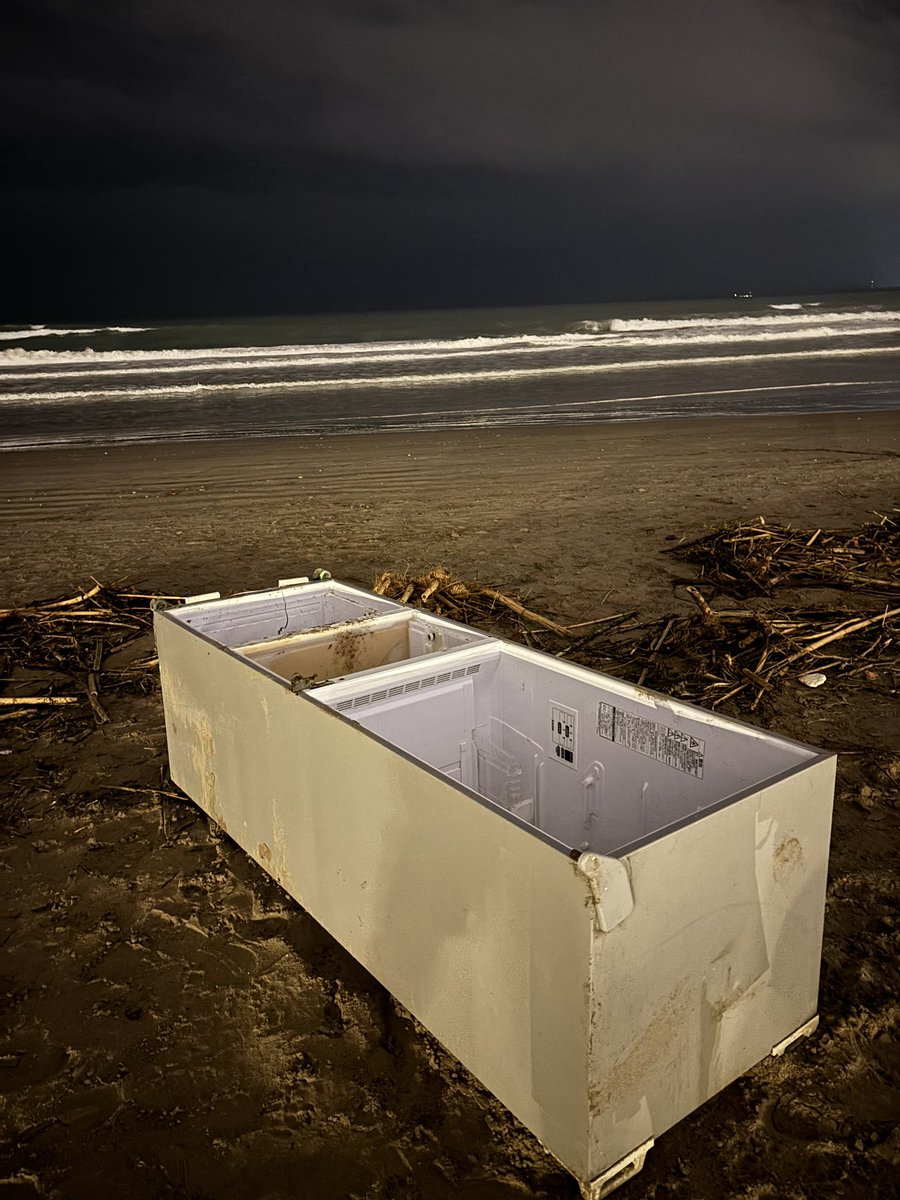 gtellocompany's tweet image. Tal vegada el servei de platges de @AjuntamentVLC podria fer una visita a les platges del #Cabanyal i de la #Malva