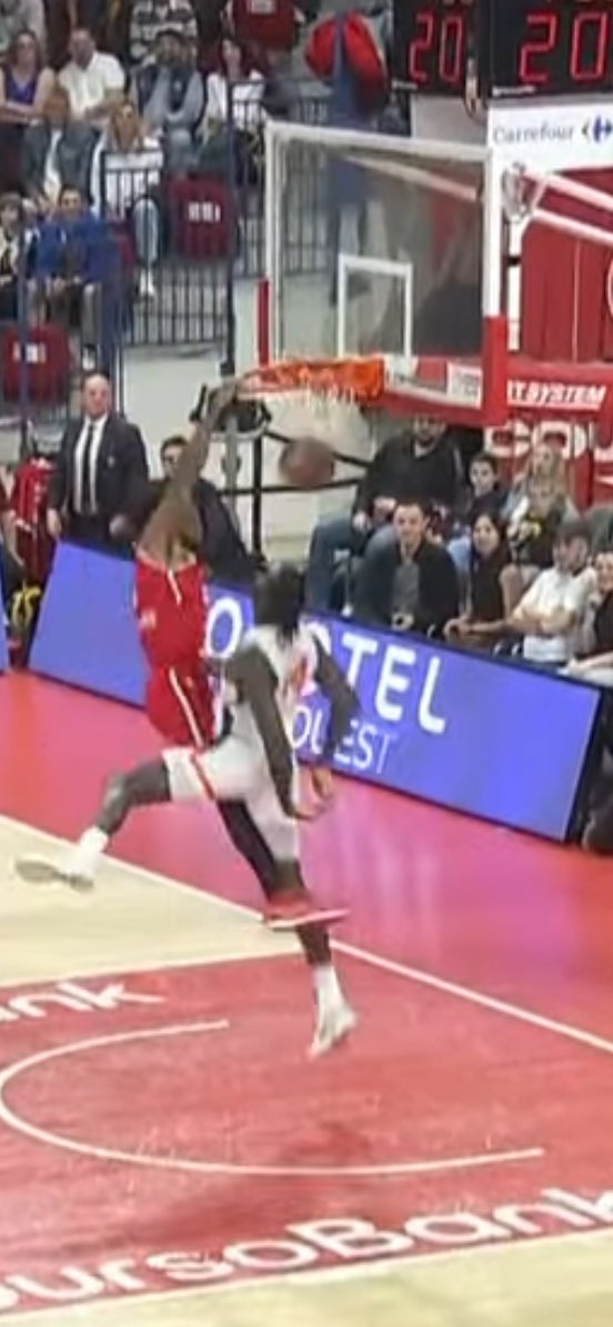 Celui là il compte double dans la cagnotte des dunks pour les abeilles 🐝 Merci <a href="/Caled/">Luke McEvoy</a> #GoSLUC <a href="/SLUCbasketNancy/">SLUC Nancy Basket</a> vs <a href="/MSB_Officiel/">MSB_Officiel 🦁</a> 48-40 à la MT <a href="/GRDF/">GRDF</a> <a href="/ApisAndLove/">Apis & Love</a>