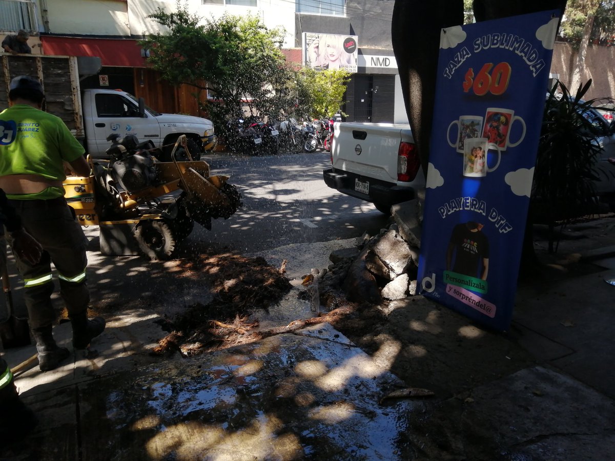 la_bibis's tweet photo. @sacmex Se sigue desperdiciando agua potable con la fuga de Nueva York @LaNapolesCdMx @BJAlcaldia @SOBSECDMX 
Vinieron sólo a ver, pero o a reparar. https://t.co/bJnwGH7bih
