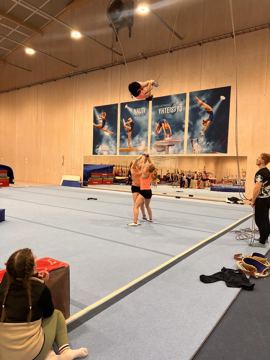 Joskus oppiminen näyttää tältä ⬇️ näitä taitoja ei voi oppia etäwebinaarissa, vaan valmentajan on harjoiteltava lukuisia kertoa avustamista ja esim. tässä liikkeessä valjaiden käyttöä turvallisen valmennustoiminnan varmistamiseksi. #leiriympäristössäoppiminen #osaaminen