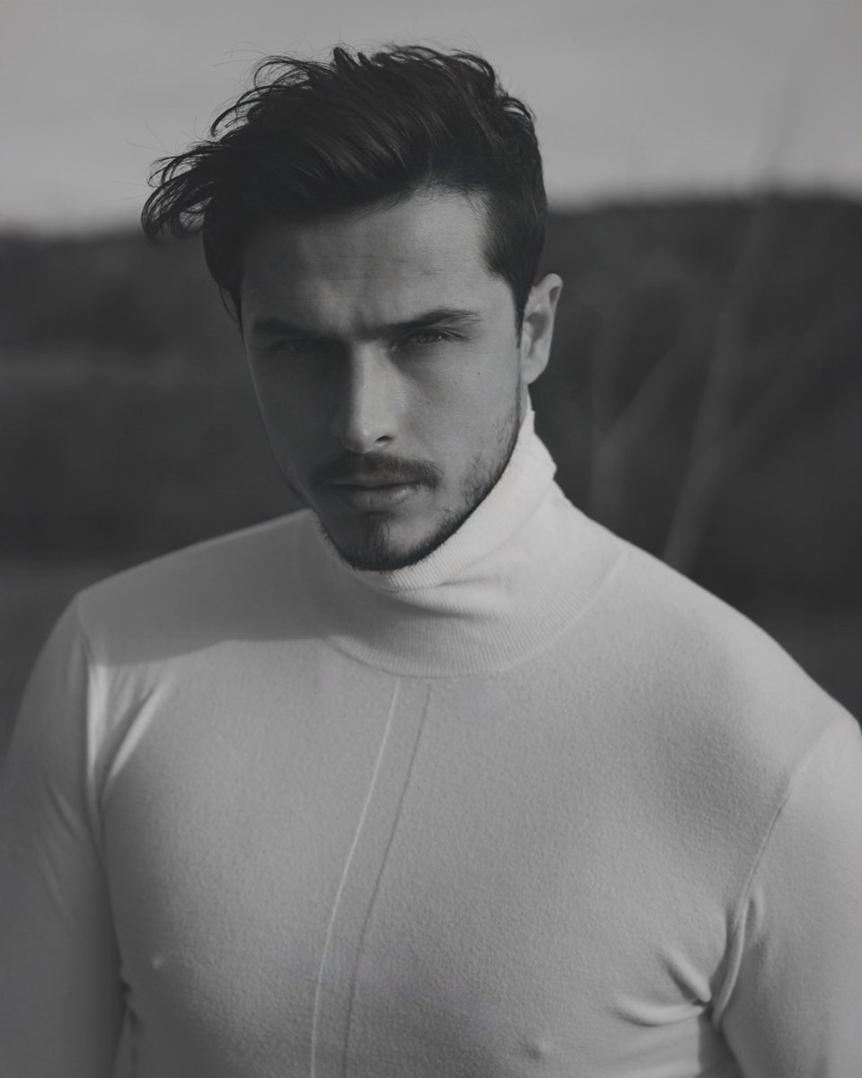 Yanındayken hiç anlamadım bana ne kadar zarar verdiğini, aradığım delilik bu değildi.. 🥀 #Yeter