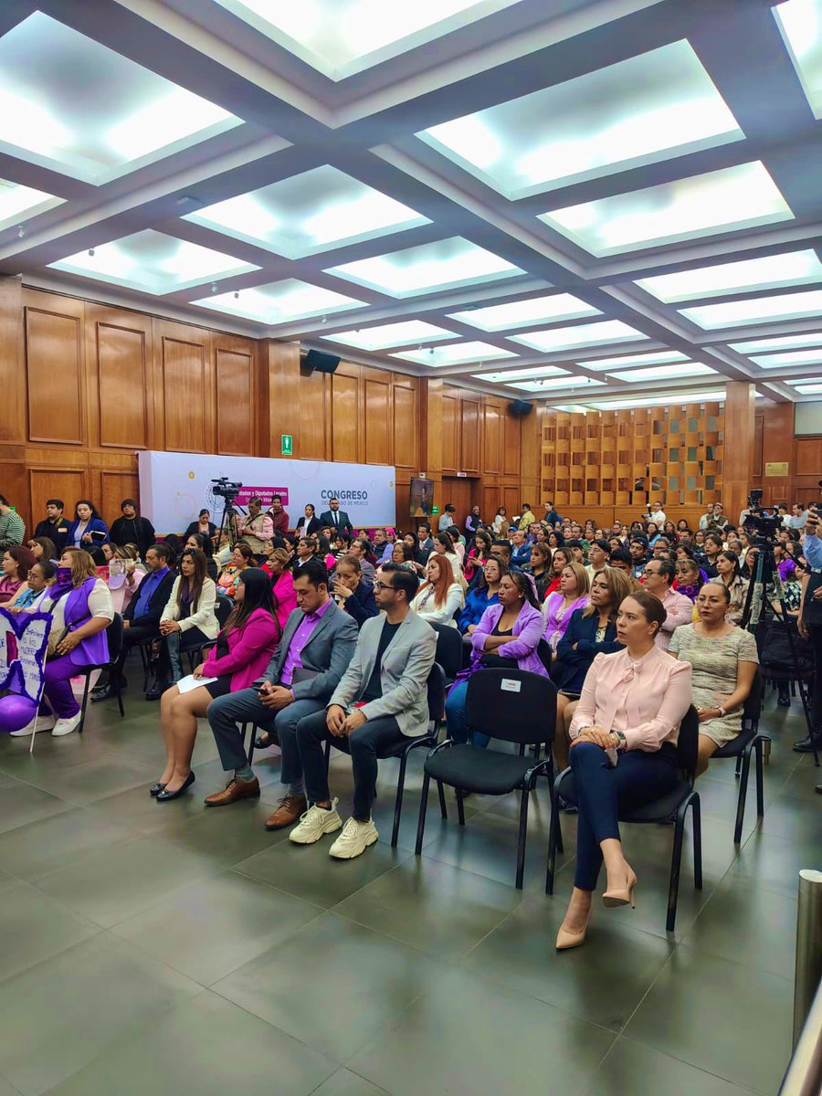 karina_vaquera's tweet photo. 📢 Conmemorando el Día Internacional de la Mujer hoy asistí como invitada al foro organizado por @AnaYurixiLeyva en el Congreso de @Legismex 

Nuestra lucha por erradicar la violencia de género requiere un compromiso constante y acciones contundentes. 💜

#DíaInternacionalDeLaMujer #ViolenciaDeGénero #JusticiaYEquidad #8M