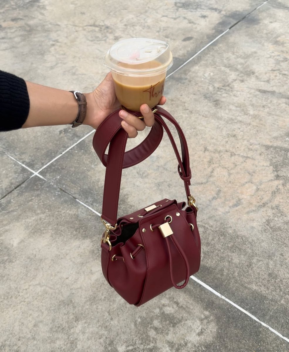 QueenTelekungSK's tweet photo. Tolongggla ada berita baik sehari dua ni sebab nak self reward handbag merah darah ikan ni 🫵🏻😭😭 at least i got some reason utk beli. Takdela rasa membazir sangat 😔 https://t.co/IRdxFFrTXX
