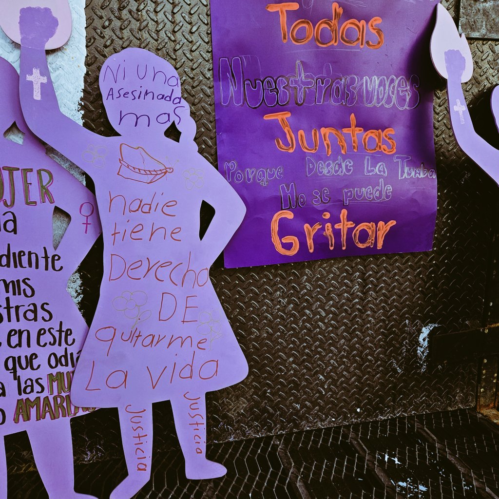 2 chicas comentan -No puedo ir a la marcha, no tengo con quien ir-  Un gran logro del patriarcado es hacernos creer que estamos solas, cuando, primeramente nos somos suficientes nosotras mismas y dos, NO ESTAMOS SOLAS... Somos muchas y mañana lo vamos a demostrar 💜🙋🏻‍♀️... #8M2025