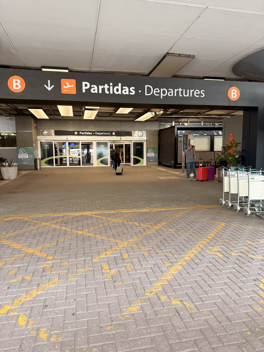 Gracias <a href="/vanalaeropuerto/">Van al Aeropuerto ✈</a> como siempre  excelente atención personalizada, llego puntual, segura y con buenos choferes. 

De 🏠 a 🛫 (AEP)  precios más económicos que <a href="/Uber_ARG/">Uber Argentina</a> 

A la vuelta no dudo como tengo que volver a casa 😉
