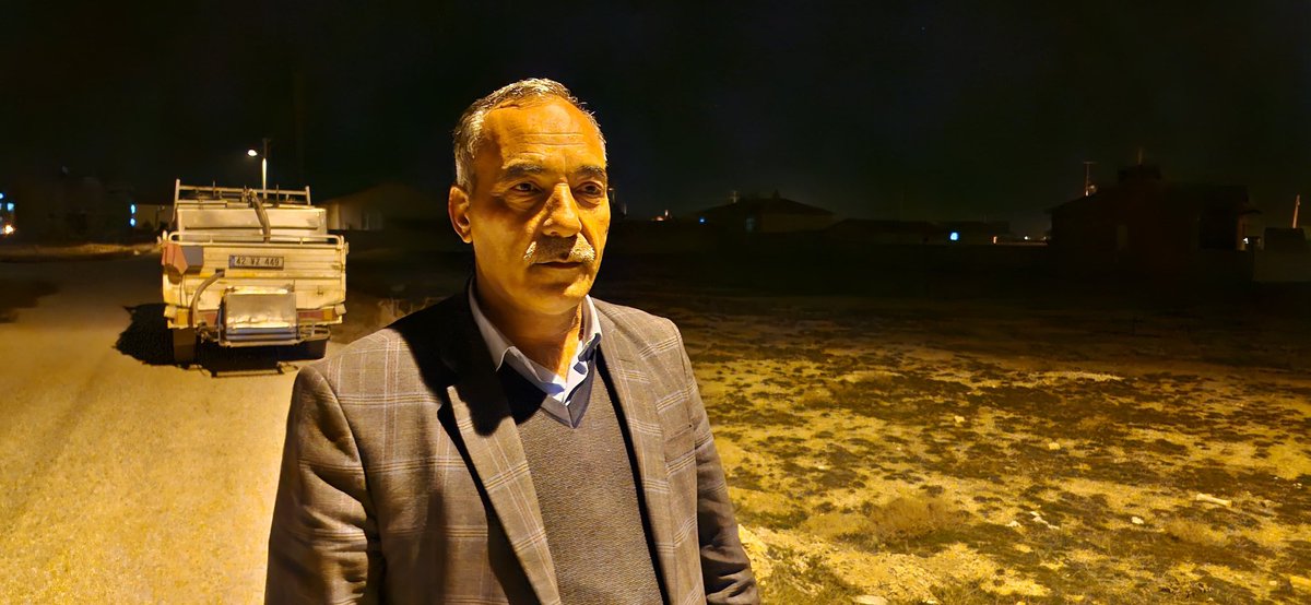 selen_secil123's tweet photo. Konya'daki köpek saldırısının ardından Muhtar açıklama yaptı

EVİNDEN 300-400 METRE UZAKLAŞMIŞ

İlk haberi aldıklarında üzüntüsünü belirten Dayan, "Bizim mahalleye misafir olarak gelmişti. Çocuk evinden 300-400 metre uzaklaşıyor. Nasıl uzaklaşıyorsa 3-4 yaşındaki çocuk. Ondan sonra mahalleli haber verdi. Ailesine ulaştık. Çok üzgünüz." diye konuştu.

"MAHALLEDE BİR TEDİRGİNLİK OLUŞTU"

Yaşanan durum sonrası bütün mahallenin endişe içinde olduğunu vurgulayan Eken, "Belediyemiz, köpekleri rutin olarak topluyor ama kenarda bir mahalle olduğumuz için yine de tedirginiz. Çok üzgünüz, bir insan olarak mübarek günde bu olay içimizi parçaladı. Mahallede de bir tedirginlik oluştu. Acaba bizim çocuklarımız ne olacak diye? Bu olaylar inşallah bir daha yaşanmaz." ifadelerini kullandı