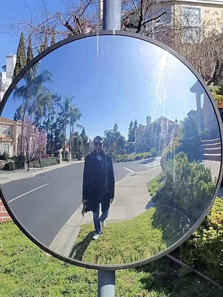 skishore's tweet image. आज यूँ ही रास्ते में
ख़ुद की ख़ुद से मुलाक़ात हो गई 😊😊😊 #rayban #metaview