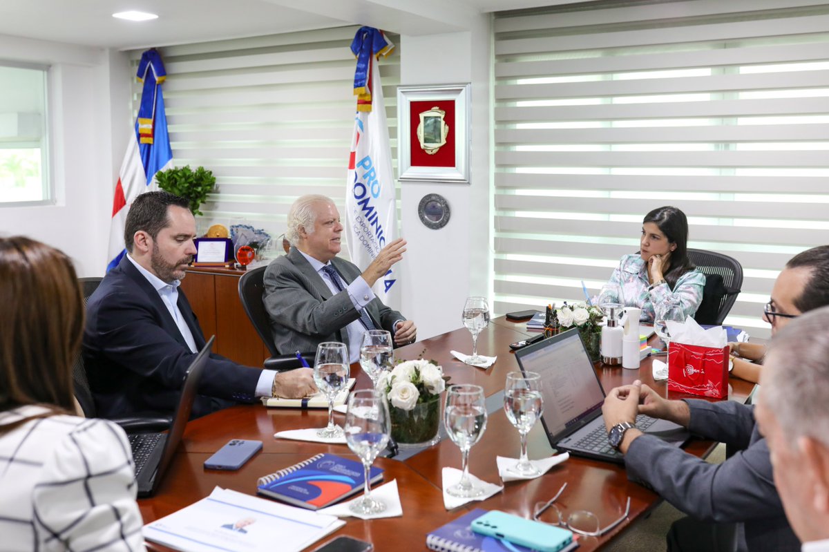 PeruDominicana's tweet photo. El 6 de marzo, el Embajador Gustavo Lembcke visitó a la Directora de ProDominicana, e intercambiaron información sobre la relación comercial entre ambos países, así como las próximas ferias, y se comprometieron a trabajar juntos para fortalecer la relación bilateral. https://t.co/ySltwlAqGm