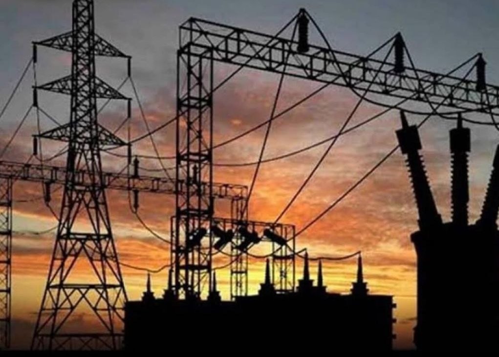 instablog9ja's tweet photo. Nationwide Blackout as National Grid Collapses Yet Again.

Several major Nigerian cities, including Lagos, were plunged into darkness on Friday following a major collapse of the national power grid.

The latest outage comes just days after the federal government touted a “historic rise” in power generation to 6,000MW. However, a sudden grid disturbance saw generation plummet from around 4,000MW earlier in the day to below 1,000MW by 2 PM. 

At its peak, power generation on Friday morning stood at 5,284MW, but by 4 PM, only a meager 803MW was available, with many power plants yet to resume supply.

Confirming the outage, the Ikeja Electricity Distribution Company (IKEDC) notified customers of the system failure. “Dear esteemed customer, please be informed that we experienced a system outage today, 07/03/2025, at 14:00hrs, affecting supply within our network,” the company stated, assuring customers that restoration efforts were ongoing in collaboration with key stakeholders.