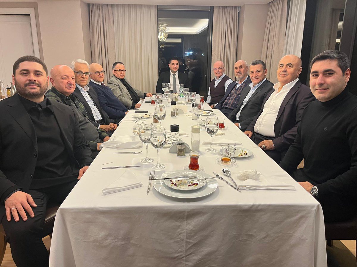 Beşiktaş Divan Kurulu Başkanımız Sayın Tevfik Yamantürk’ün nazik davetiyle iftar yemeğinde bir araya geldik. Kendisine misafirperverliği için teşekkür ederim. Ayrıca tevazu göstererek beni baş köşeye alması ve onurlandırması ayrı bir incelikti. Şükranlarımı sunarım. Allah birlik