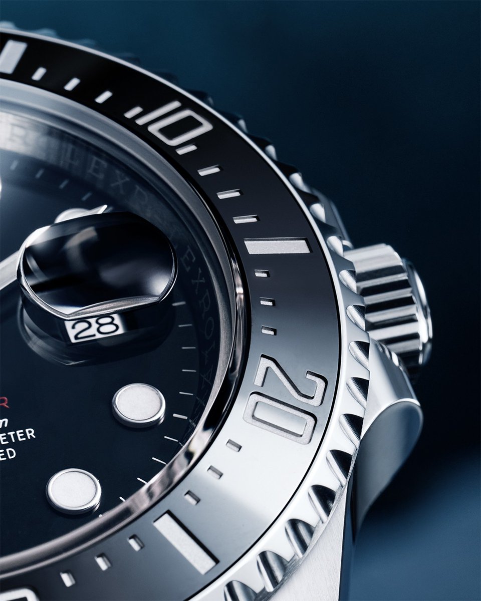 The @Rolex Sea-Dweller in Oystersteel features a 60-minute graduated black Cerachrom insert that allows divers to monitor their immersion time. Even at more than 1km (0.6 miles) under water, the Sea-Dweller is in its element.

#Rolex #SeaDweller #OfficialRolexRetailer #LaMinedOr