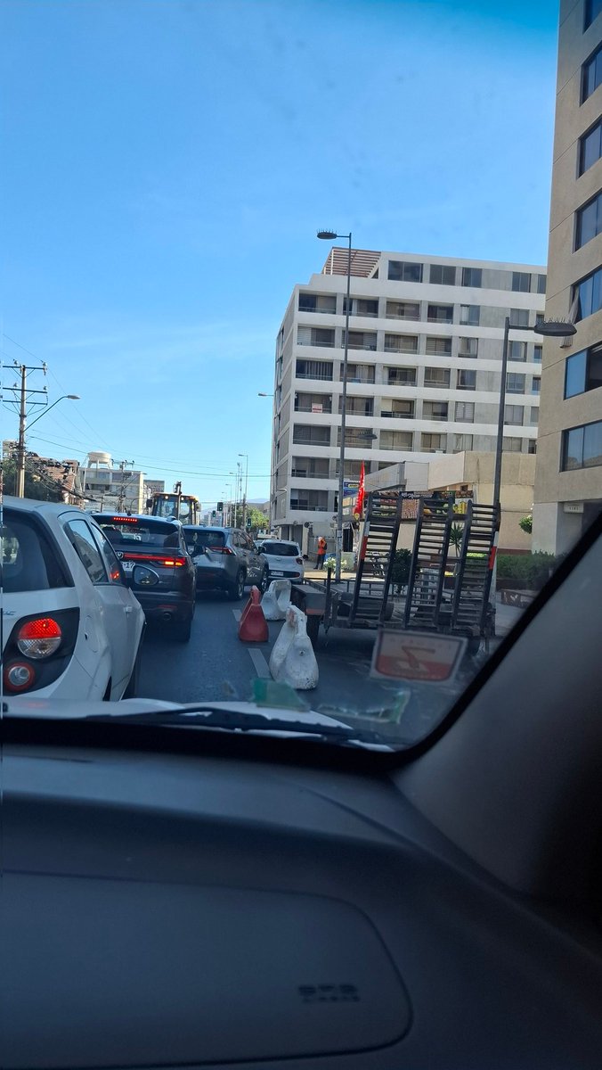 macevipa's tweet photo. @TTIAntofagasta @MTTAntofagasta Av Angamos con Gral Borgoño la misma situacion por trabajos en la vía. https://t.co/2pozqTFutP