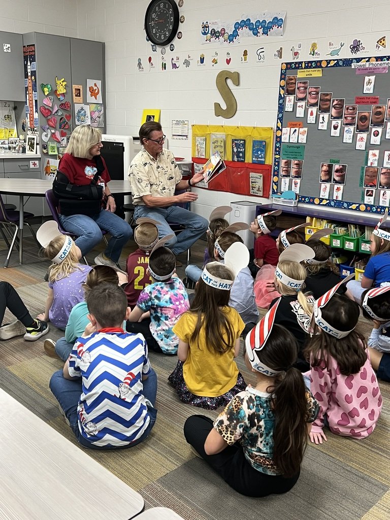 OzarkPrimary's tweet photo. More Read Across America pictures! https://t.co/nWHMaUfWQF
