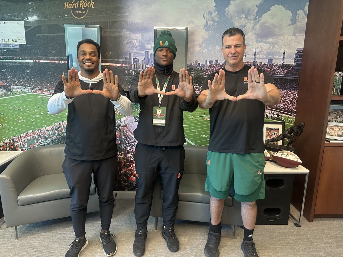 TBrinson16's tweet image. It’s always love at the U. 🙌🏽🙌🏽@DerrekCooper80 #springpractice @Coach_Merritt @coach_cristobal