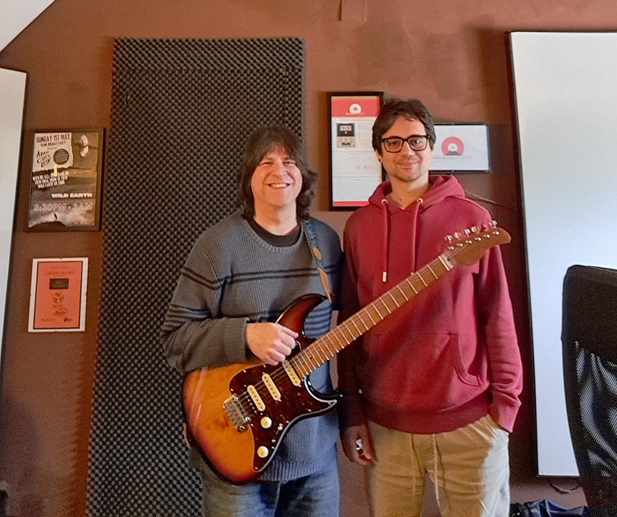 CaravanFlying's tweet photo. Jueves de grabación de guías de guitarra para nuevos temas
Thursday recording guitar guides for new songs #theflyingcaravan #progressiverock #classicrock https://t.co/SMIahVD0wo