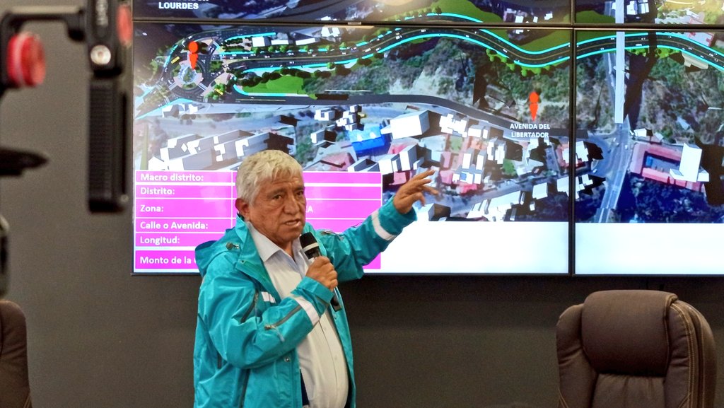 SMIPLaPaz's tweet photo. #Ahora| Alcalde Iván Arias explica los alcances de la construcción del Distribuidor Gruta de Lourdes, como parte de la Superobra Av. La Paz. Asimismo, se anuncia la intervención para reparar la avenida del Poeta.
#LaPazRápidaEInterconectada
#Superobra #AvLaPaz
#GAMLP #SMIPLP https://t.co/dZvCKewLnq