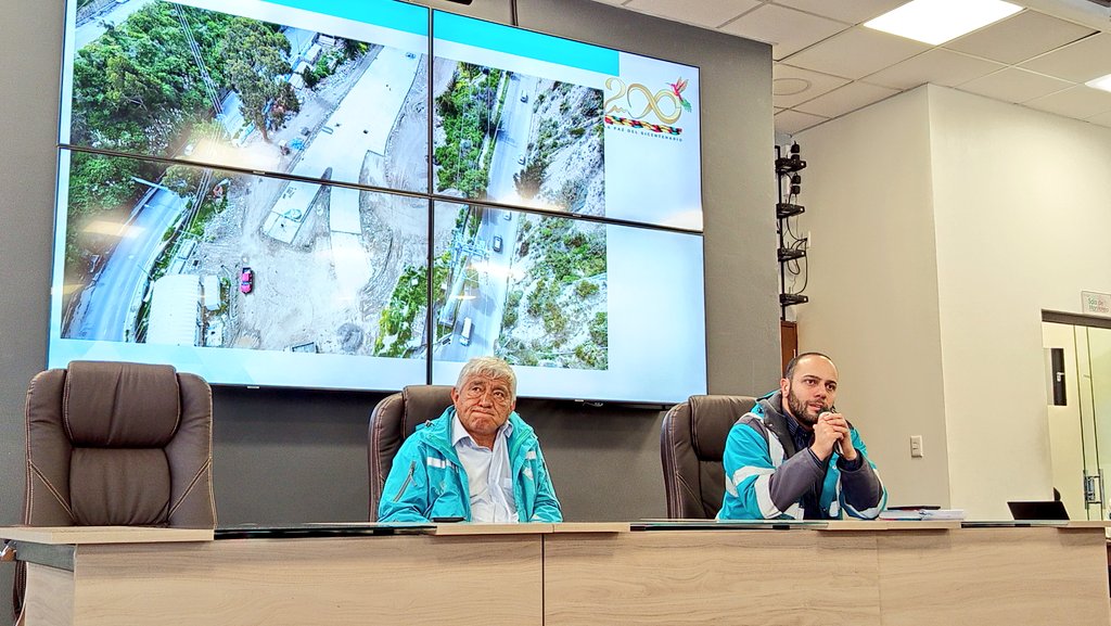 SMIPLaPaz's tweet photo. #Ahora| Alcalde Iván Arias explica los alcances de la construcción del Distribuidor Gruta de Lourdes, como parte de la Superobra Av. La Paz. Asimismo, se anuncia la intervención para reparar la avenida del Poeta.
#LaPazRápidaEInterconectada
#Superobra #AvLaPaz
#GAMLP #SMIPLP https://t.co/dZvCKewLnq