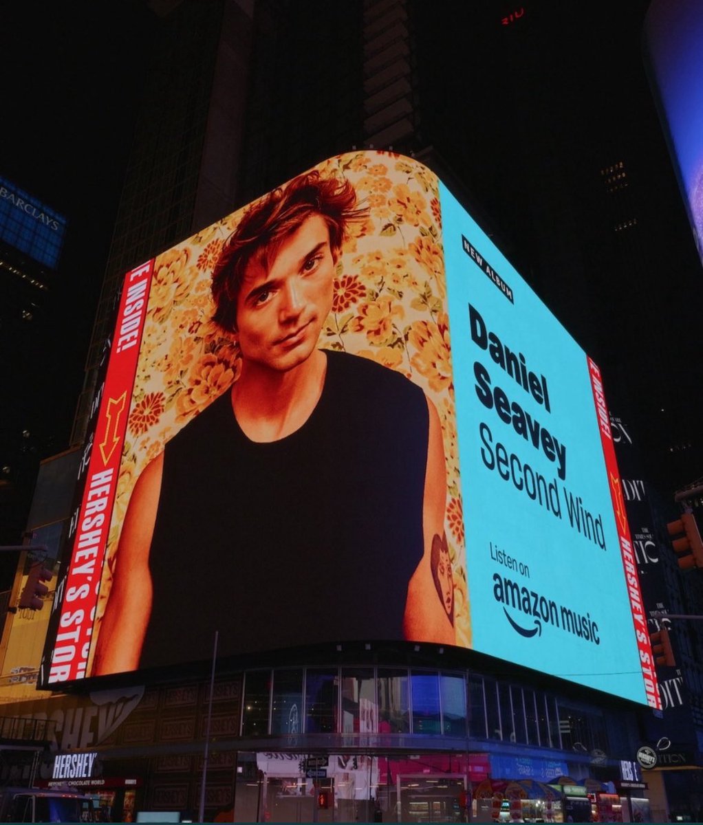 hayleaamarie's tweet image. someone hold me while i sob