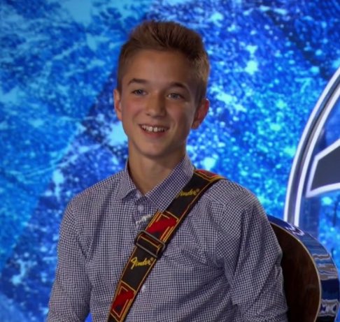 hayleaamarie's tweet image. someone hold me while i sob