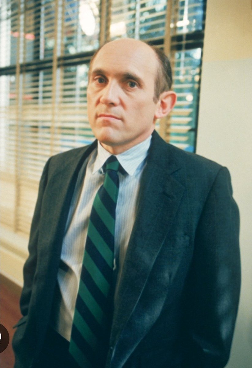 Ostras, sin querer ser malvada xD como me salen tantos post de Buffy, pensaba que era el actor que hacía de director Snyder