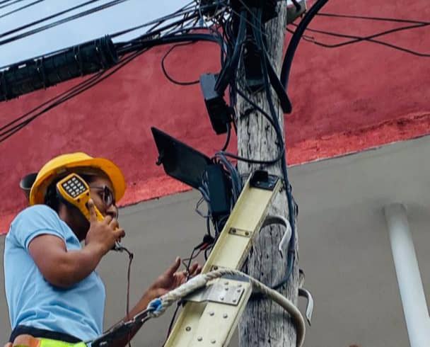 Sólo 25 años tiene Darisbel Diéguez Peña, reparadora 👷‍♀️, madre 👩‍👦 y esposa 👩‍❤️‍💋‍👨, mujer guantanamera que nos llena de orgullo 🥹 al subir a las alturas 🪜cada jornada.
#MujeresEnRevolución 
📍 Conoce su historia aquí 👉 etecsa.cu/es/noticias/un…