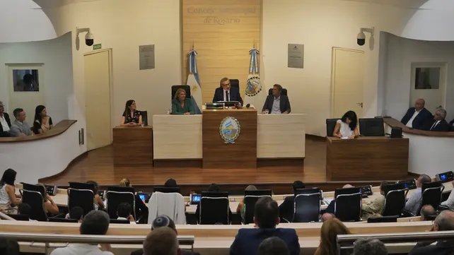 POCAS LUCES Y MUCHAS (media) SOMBRAS 

En su discurso el intendente desconoce que es parte de un espacio que nos gobierna hace 40 años. Ya no tiene culpables, no puede seguir diciendo "yo no fui" o "no puedo", las herramientas y los recursos los tiene a disposición y él decide +