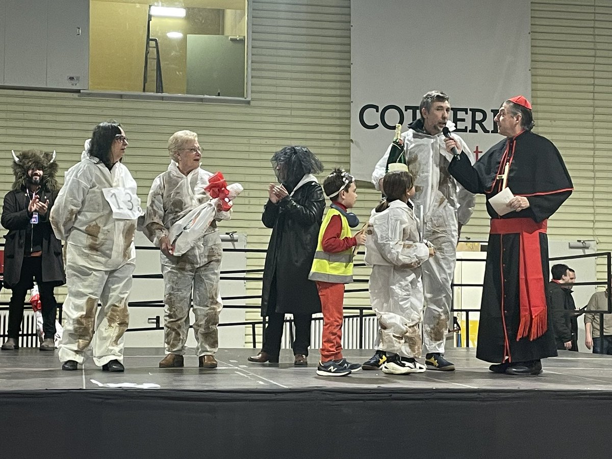 Hem guanyat el premi a la Comparsa més Crítica!!! “Hasta el fango” una crítica a la gestió de la DANA i la incompetència política. 
Un altre any trepitjant fort per la carretera!!! Visca el #CarnavaldeSants 2025.