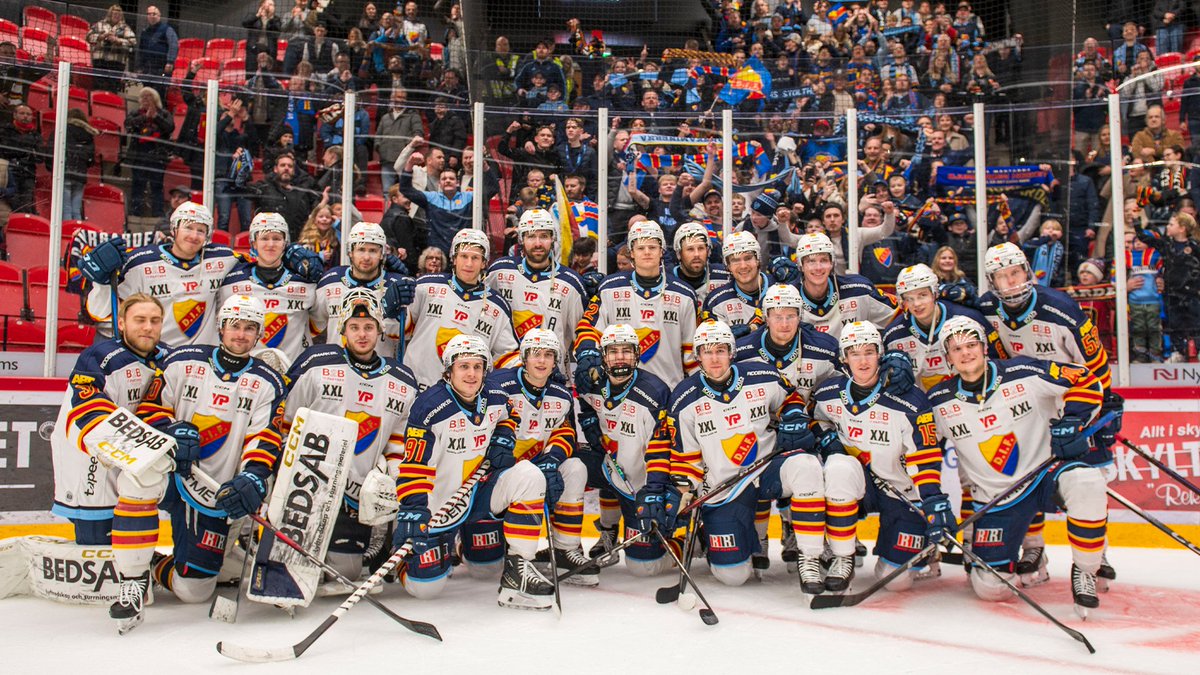 DIFHockeyse's tweet photo. Djurgårdsfamiljen 💛❤️💙

#DIFHockey | #AlltidOavsett https://t.co/fQBzfZAlLb